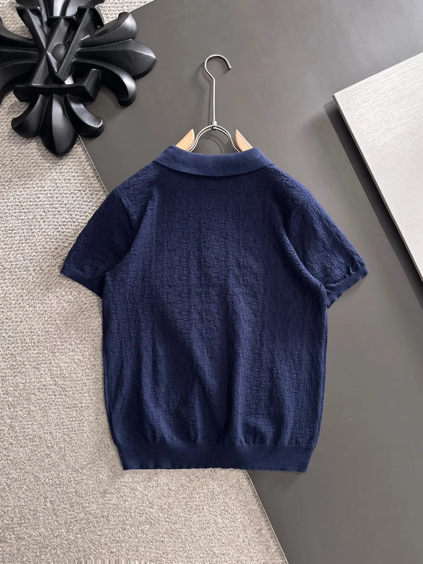 Next day shipment LP high quality Loro Piana 26ss New Arrival men's short-sleeved T-shirt Made of combed cotton yarn knitted cotton fabric, no pressure when entering and exiting the counter Exclusive control of raw materials It feels substantial when weighed, and the upper body is more textured than ordinary T-shirts. This texture can cope with the weather easily and is suitable for both hot and cold! Loose fit design, looks noble. The only correct version is available Size: M to XXXL